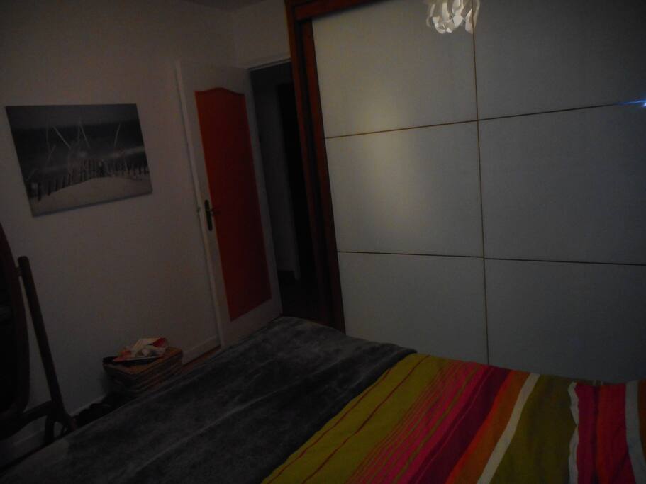 chambre donnant à coté de la salle de bain privative