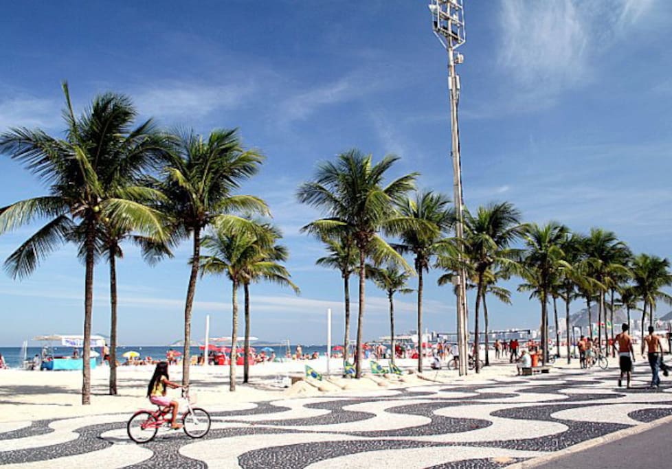 VISTA DO CALÇADÃO DA PRAIA A UMA QUADRA DESTE IMÓVEL