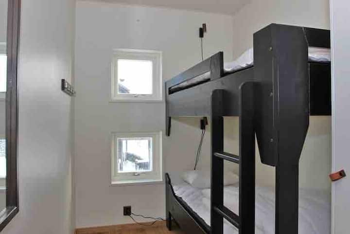 Dormitorio con litera y armario