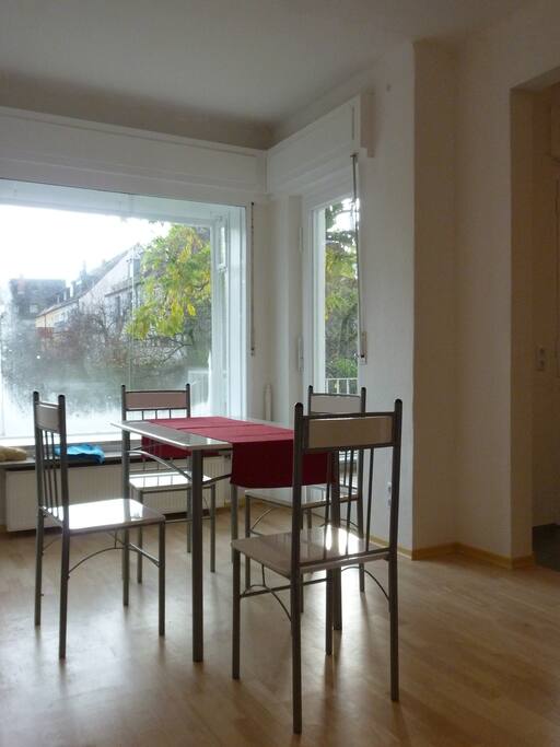 Essbereich mit Blick in den Garten