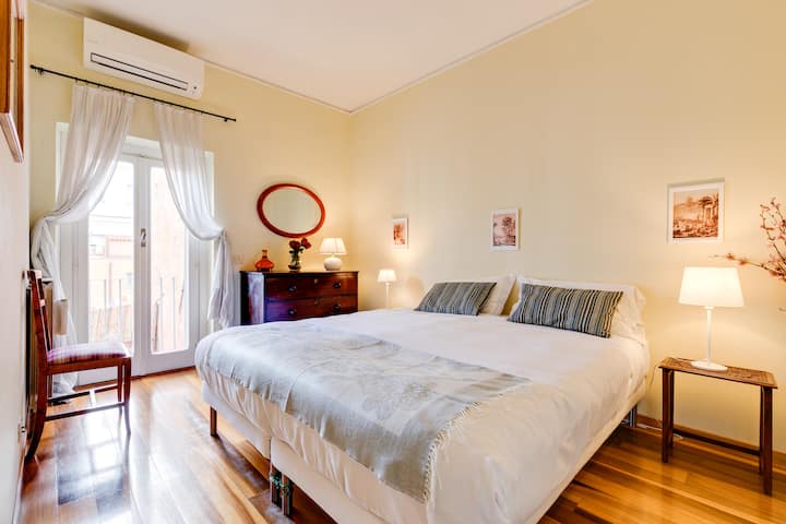 Dhoma 1 mund të përgatitet me një krevat dopio "king"...