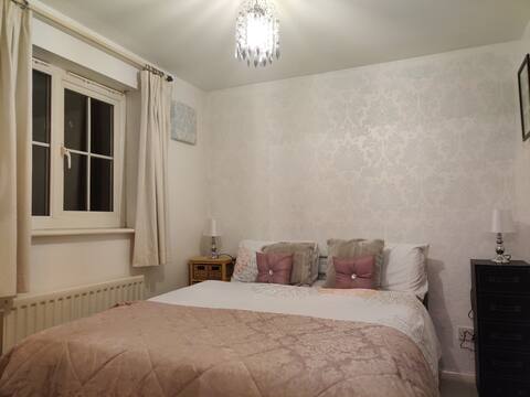 A lovely ensuite double room with parking