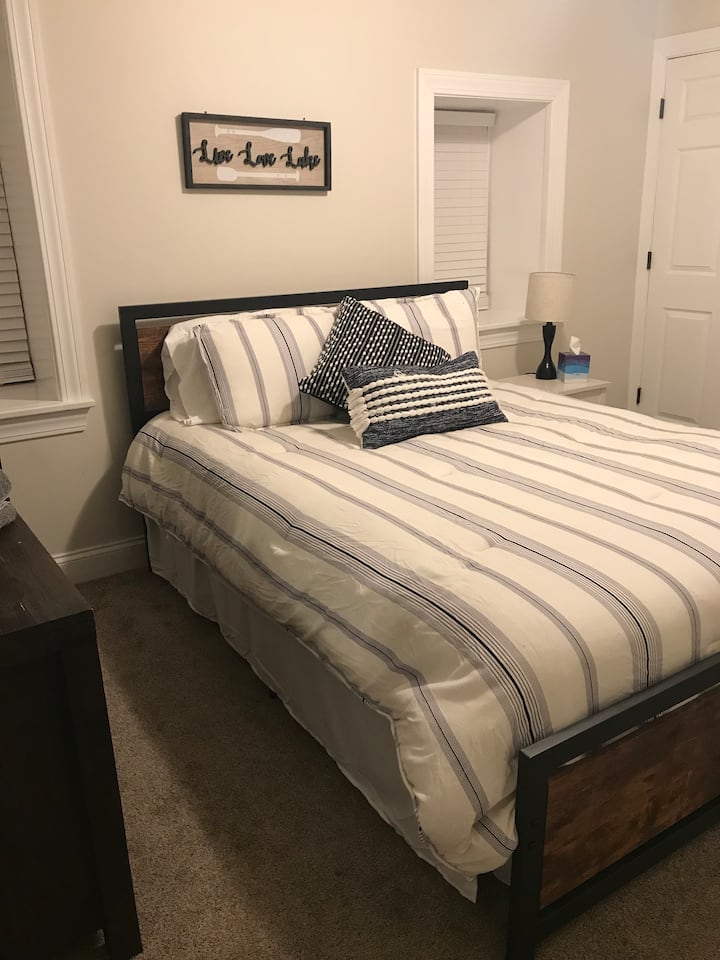 Grote comfortabele slaapkamer op de eerste verdieping met grote kast.  Het volledige bad is aan de overkant van de hal voor diegenen die liever niet naar de tweede verdieping gaan voor slaap- en toiletbehoeften.