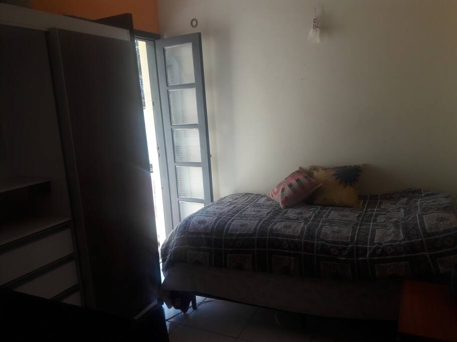 Quarto iluminado e aconchegante em Pinheiros