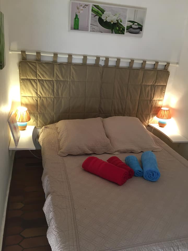 主卧配备「床上用品」租赁选项：行李和床铺在抵达时准备就绪
