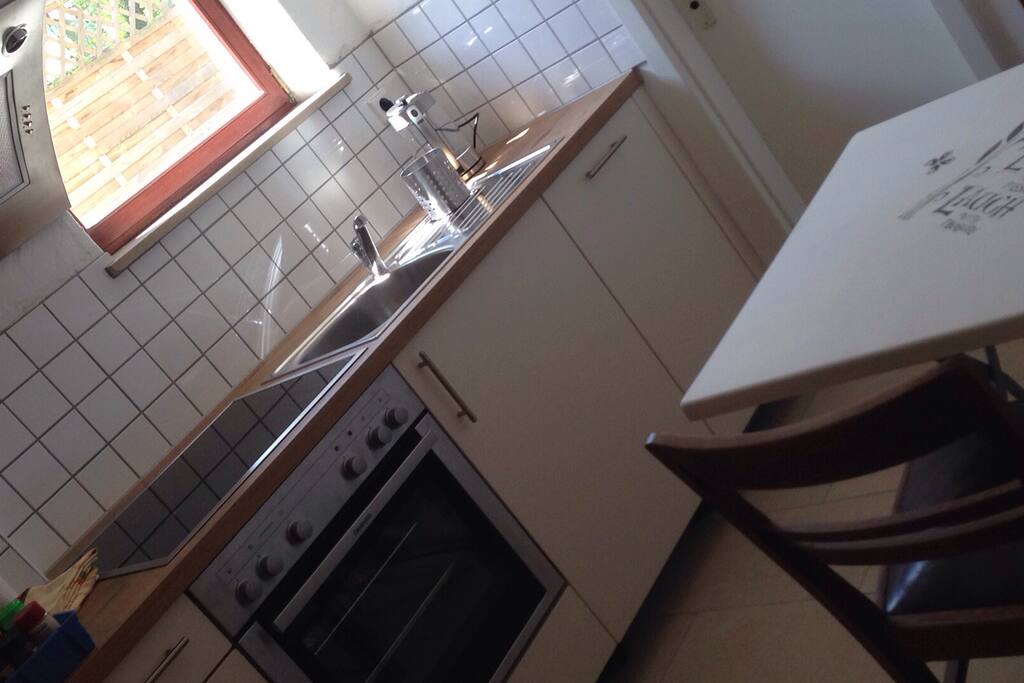 Kleine moderne Küche