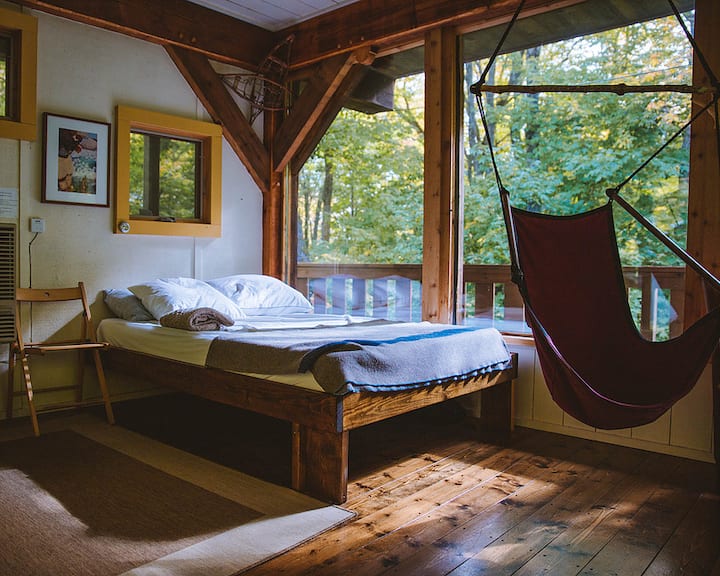 Full-size bed.
Cabin Guests: Tommy Grant Photography 