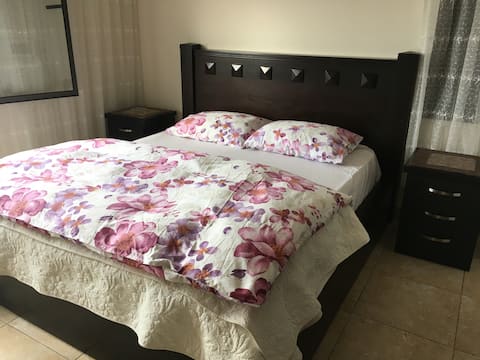 Sage & Thyme Studio w/private bathroom + entrance