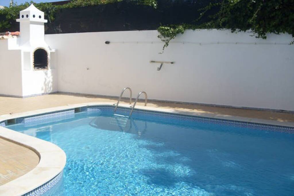Acess to swimming pool and barbecue at only 150 metres. acesso a piscina a apenas 150 metros.