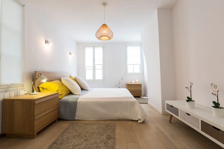 Habitación de los padres tranquila y luminosa