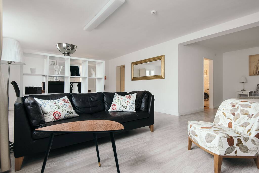 Ein Überblick. Willkommen im Apartment. Wir haben alles sehr offen, aber dennoch mit gut strukturierten Wohn-, Ess- und Schlafbereich angelegt. Extra sind Küche und Bad.