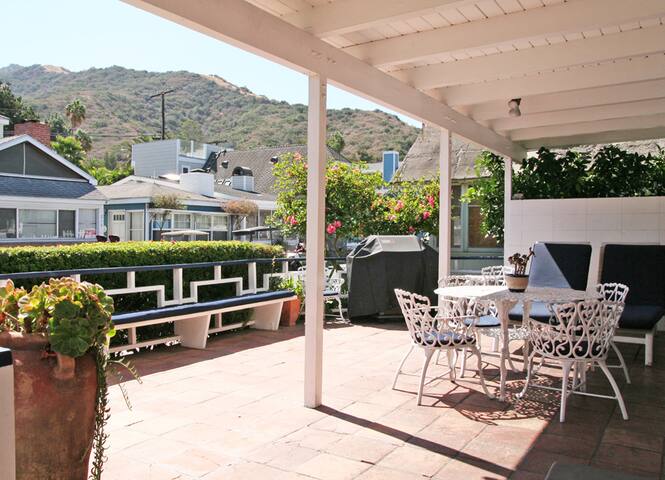 Large Deck+1 Block to Beach+Golf Cart+Pet Friendly gallery image 3