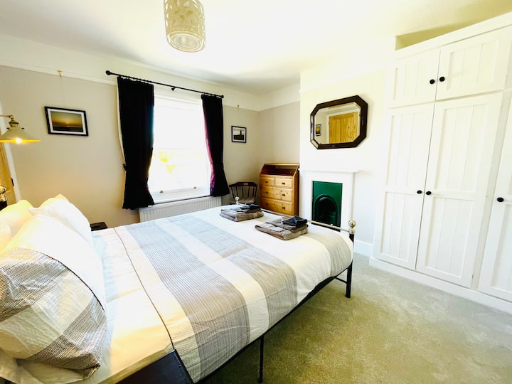 Chambre double avec armoire intégrée et commode pour de nombreux rangements