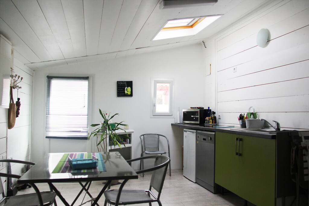 coin repas
coin cuisine : micro ondes , plaque cuisson