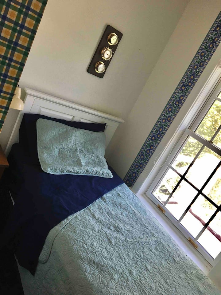 Dhomë me një krevat ngjitur me dhomën kryesore të gjumit përmes banjës dhe dollapëve. 