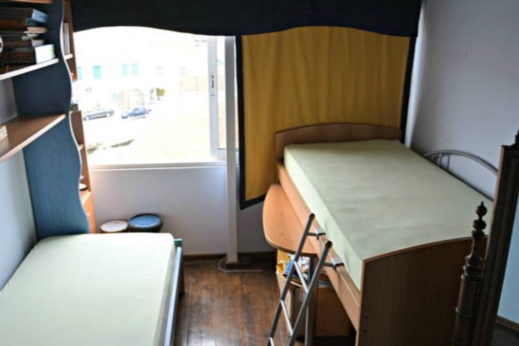 Bedroom with three single beds in mesonette
