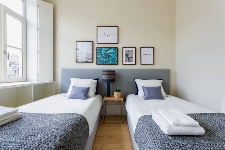 Grand Duplex Hist. Centre Balcony and AirCon gallery image 3