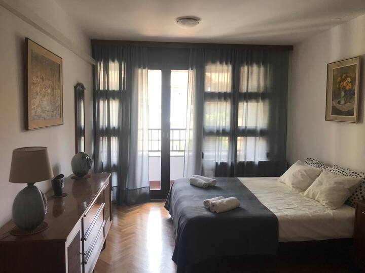 dormitorio grande y luminoso con cómoda cama (160x200) y acceso a otro balcón