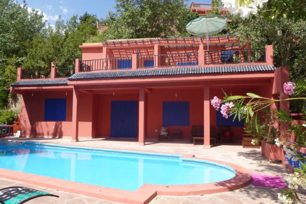 Maison devant la piscine avec grande plage pour un super bronzage !