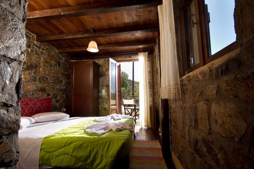 Queen size bed.