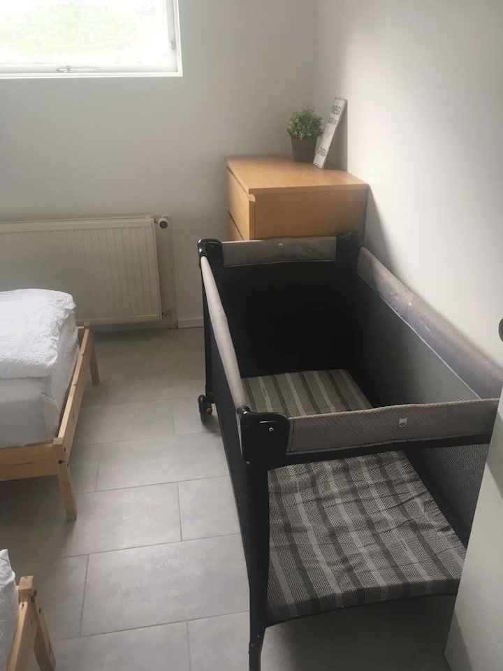 Se puede agregar una cuna para un bebé en el dormitorio.
