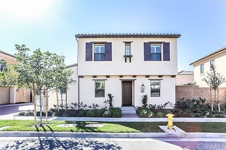 Luxury Newer Cozy Home With Open Floor Plan - Irvine, CA