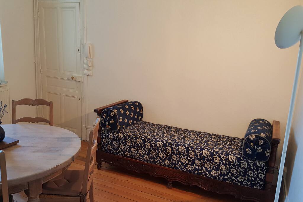 Salle commune, confortable divan "type Marocain"