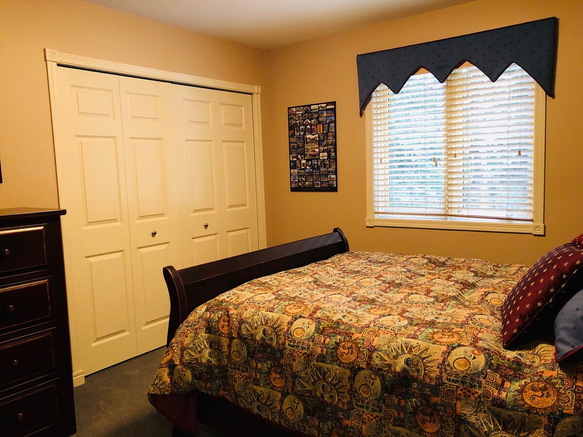 标准双人床卧室的衣柜