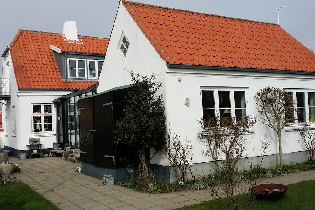 Huset set fra haven.