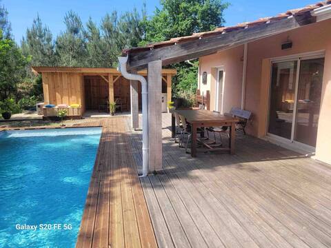 Friendly holidays for 12 people Heated pool