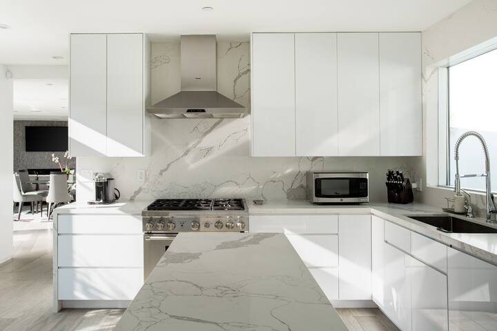 Endless Views in Beverly Hills gallery image 2