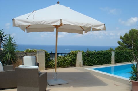 Family-friendly w' Pool & Open Sea Views, Madliena