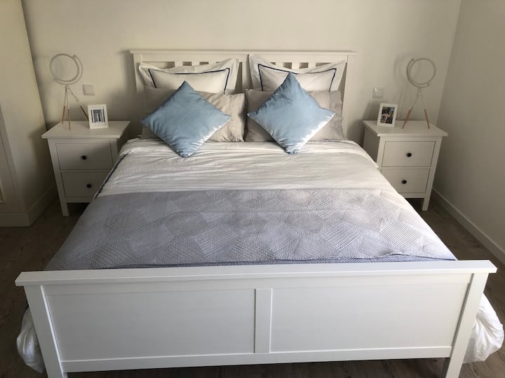 בחדר השינה הראשי יש מיטת קינג - סייז