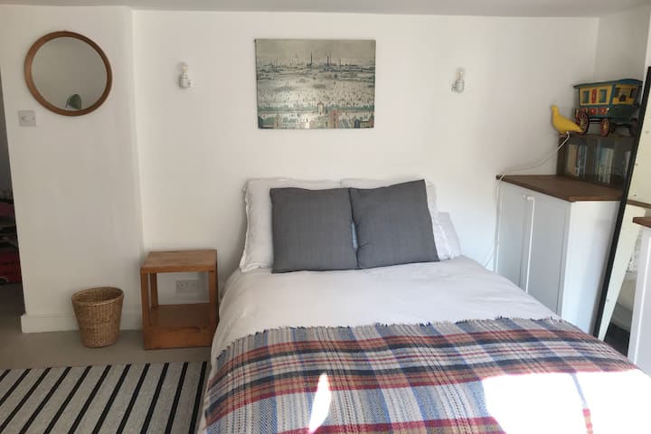 Кауч на спуштање во собата за играње во подрумот