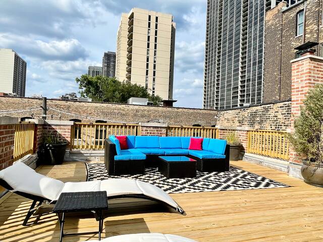 GROUP LUX in Old Town/Gold Coast (+private roof) gallery image 3