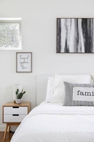 Stylish 3BR Retreat | Chef’s Kitchen+Trendy Locale gallery image 3