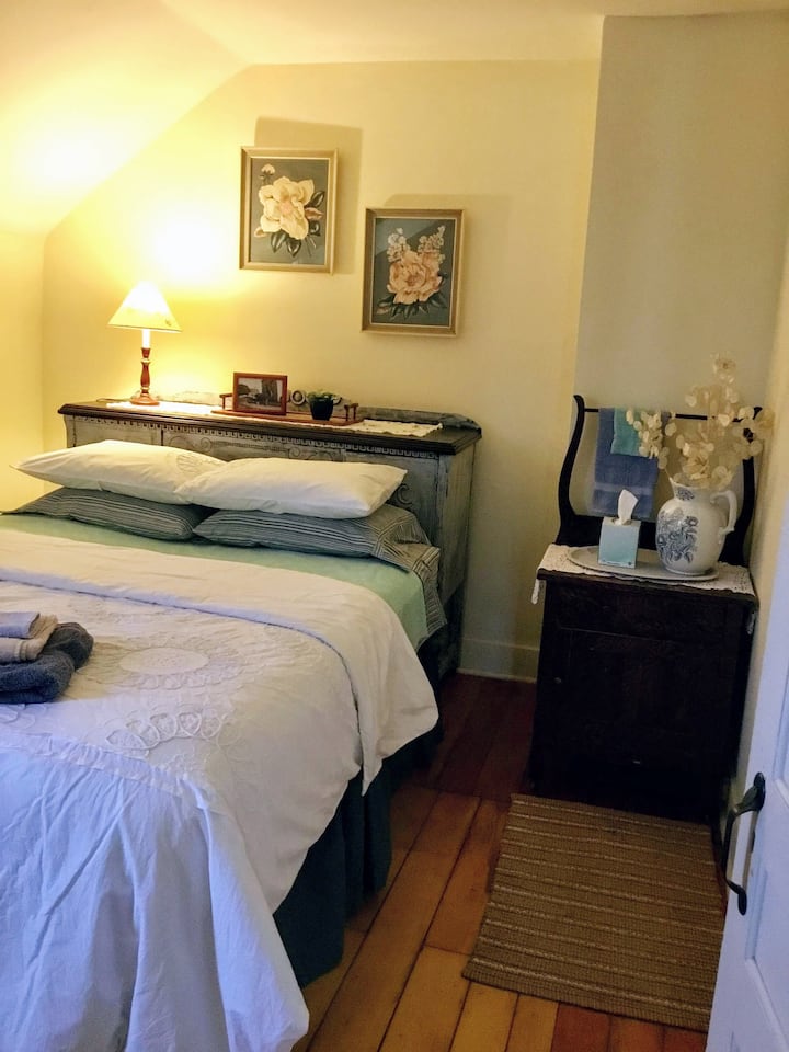 El dormitorio #2 tiene una cama tamaño queen con muebles antiguos.