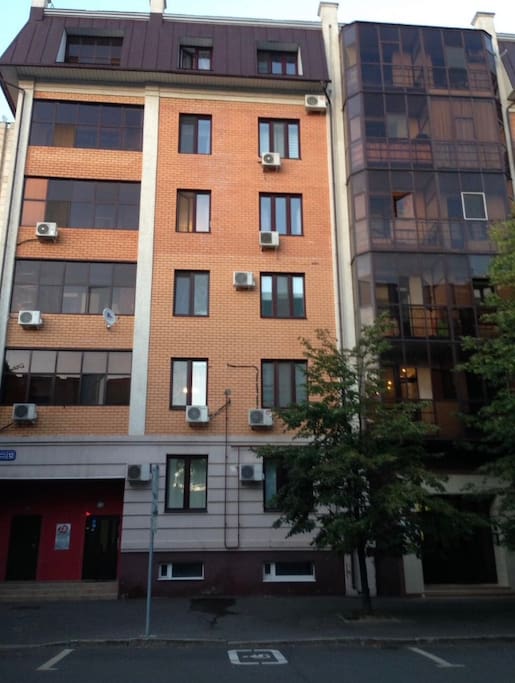 Air conditioner and balcony