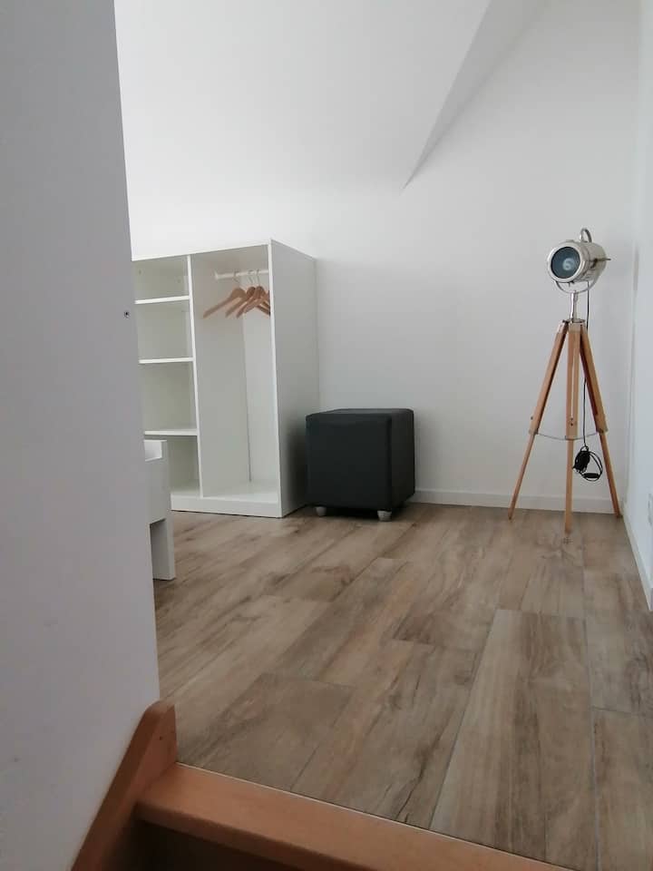 Врвот на скалите - спална соба со мезанин 