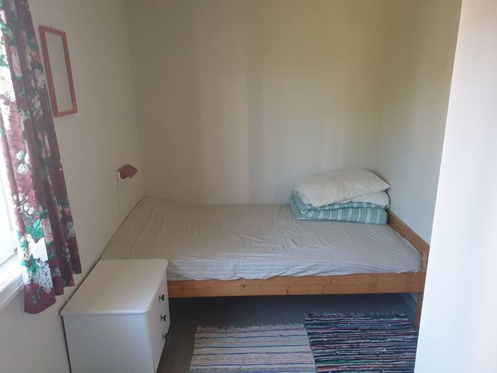 Reidarbua המקורי עם מיטה זוגית. שני דייגים יחד במיטות זוגיות יכולים לחסוך מקום, אבל גם כדי להתחמם בלילה חורפי קר.
בחדר השינה הזה יש גם 2 מיטות קומתיים.