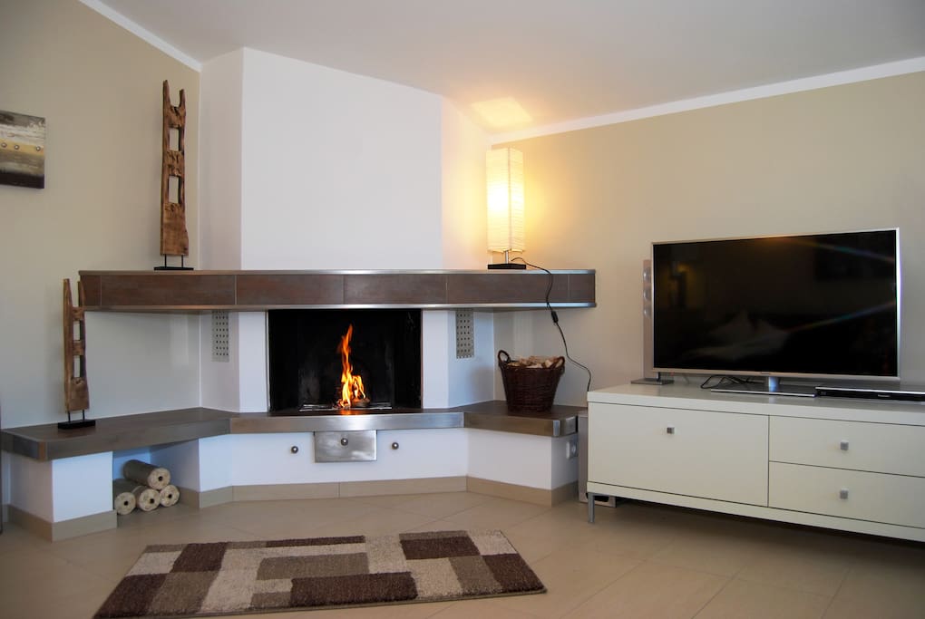 Wohnzimmer mit offenem Kamin und 3 D LED TV, DVD, CD, Bibliothek und Gesellschaftsspielen
