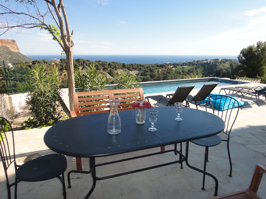 La terrasse avec vue sur la piscine, la mer et le Cap Canaille