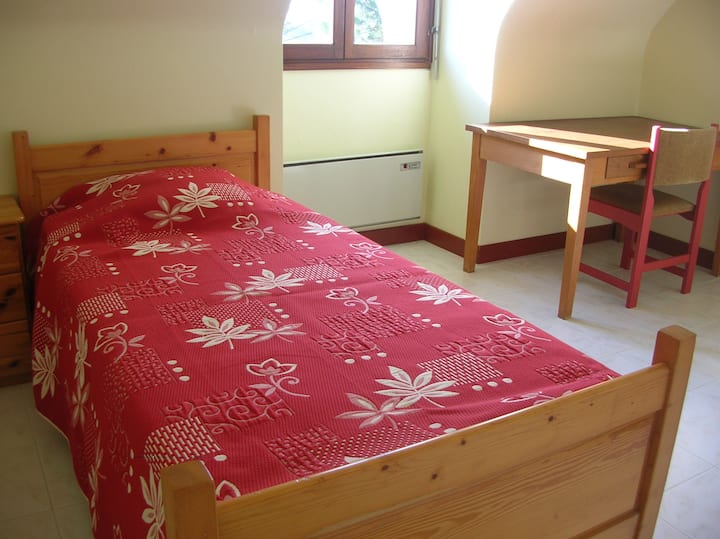 غرفة النوم 5 (الطابق العلوي)