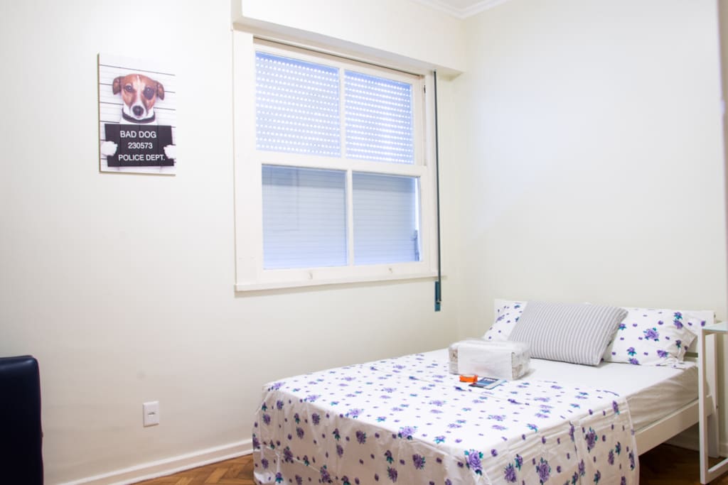 Quarto amplo com: cama de casal, TV tela plana com todos os canais a cabo, mesa e cadeira para computador e utensílios, estante, condicionador de ar split (silencioso), ventilador, roupa de cama e de banho.