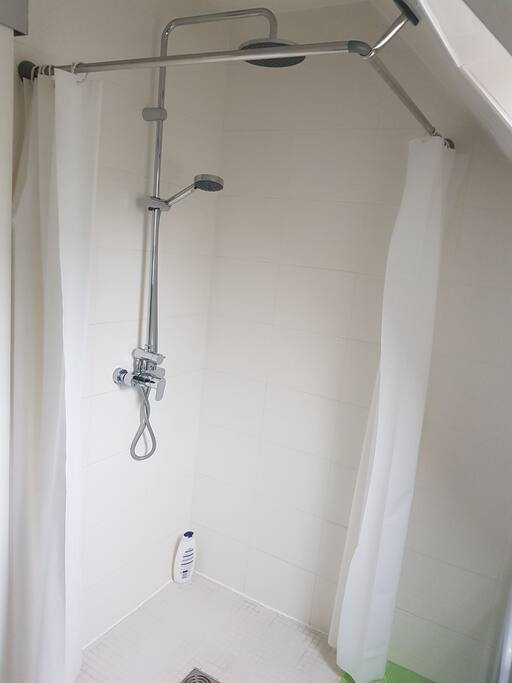 Salle de douche privée pour les deux chambres à l'étage. Private bathroom to be shared with the second room both located first floor.