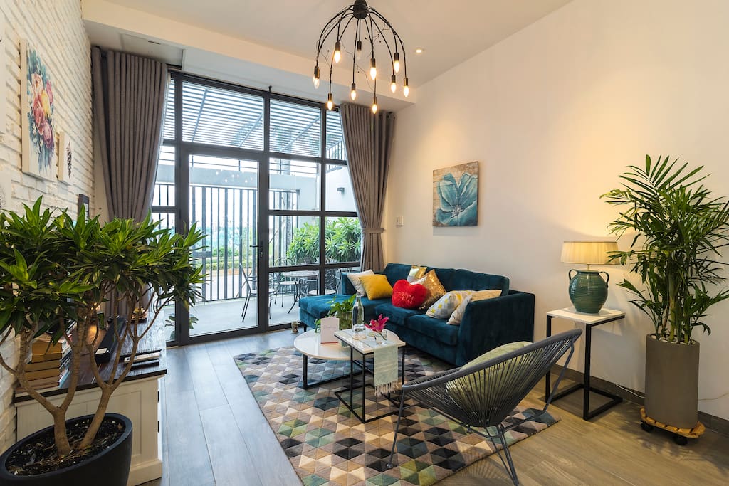 Spacious hidden living room located in the downtown.