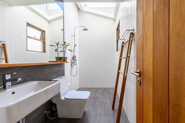 APT476 | 2nd Fl. + 3rd Fl. | 1min walk to Subway gallery image 4