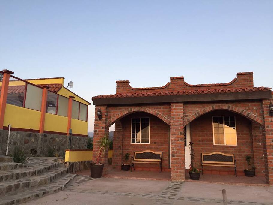 VISTA DE FRENTE CABANA Y PARTE ALBERCA