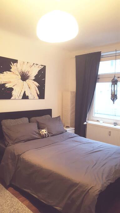 Gemütliches Schlafzimmer mit großem Fenster