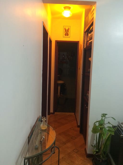 Banheiro no final do corredor.
